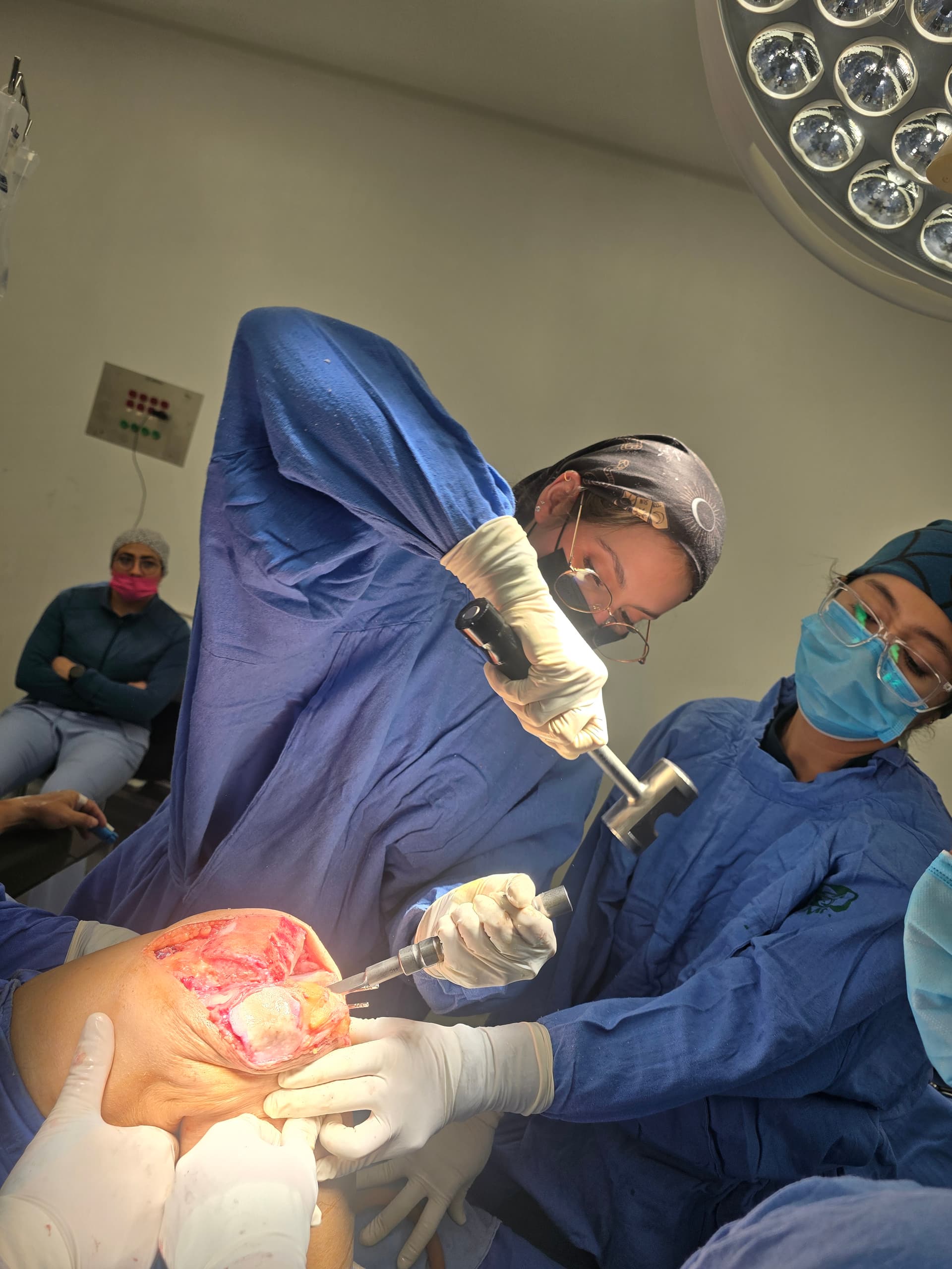 Dra. Mariana Fernández en cirugía de columna vertebral con radiografías visibles