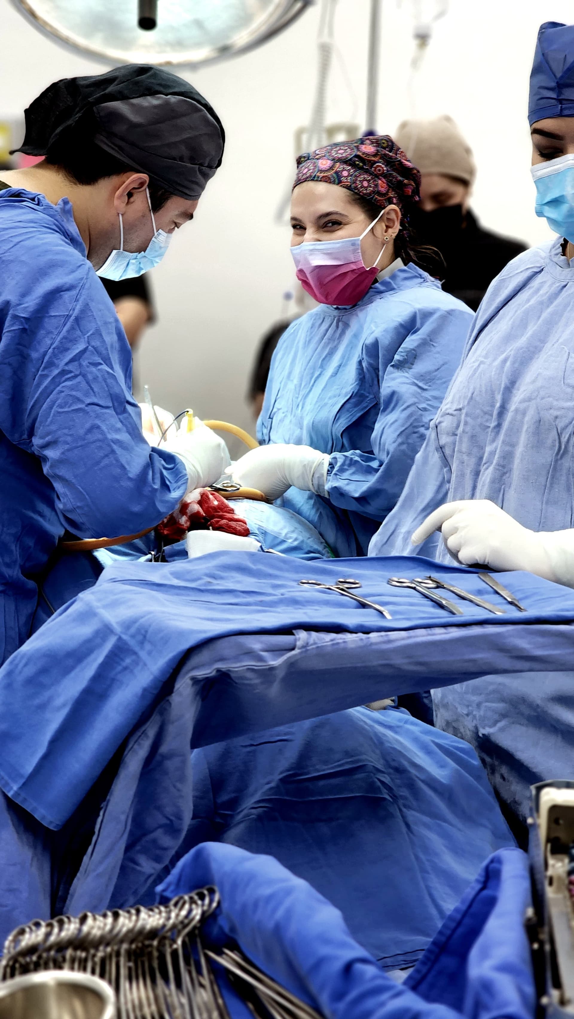 Dra. Mariana Fernández sonriendo durante procedimiento quirúrgico de traumatología