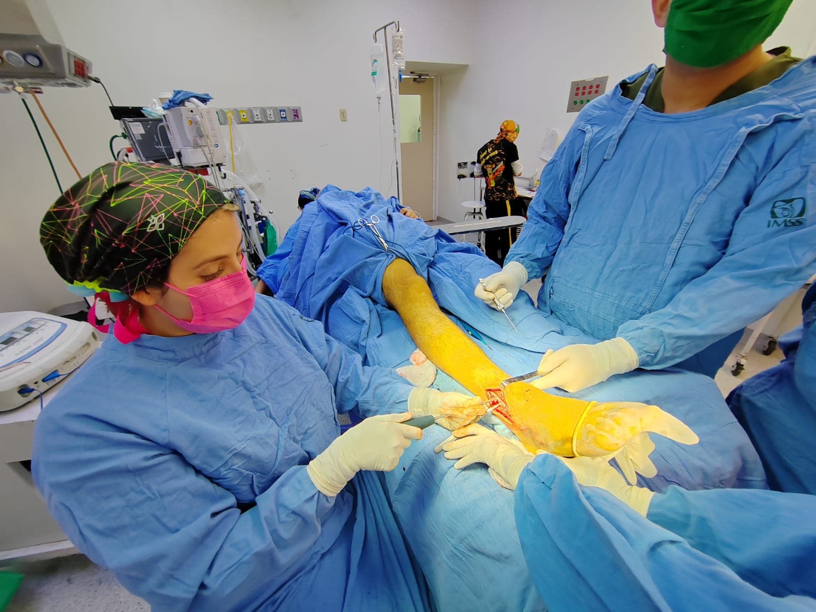 Dra. Mariana Fernández en intervención quirúrgica de tobillo