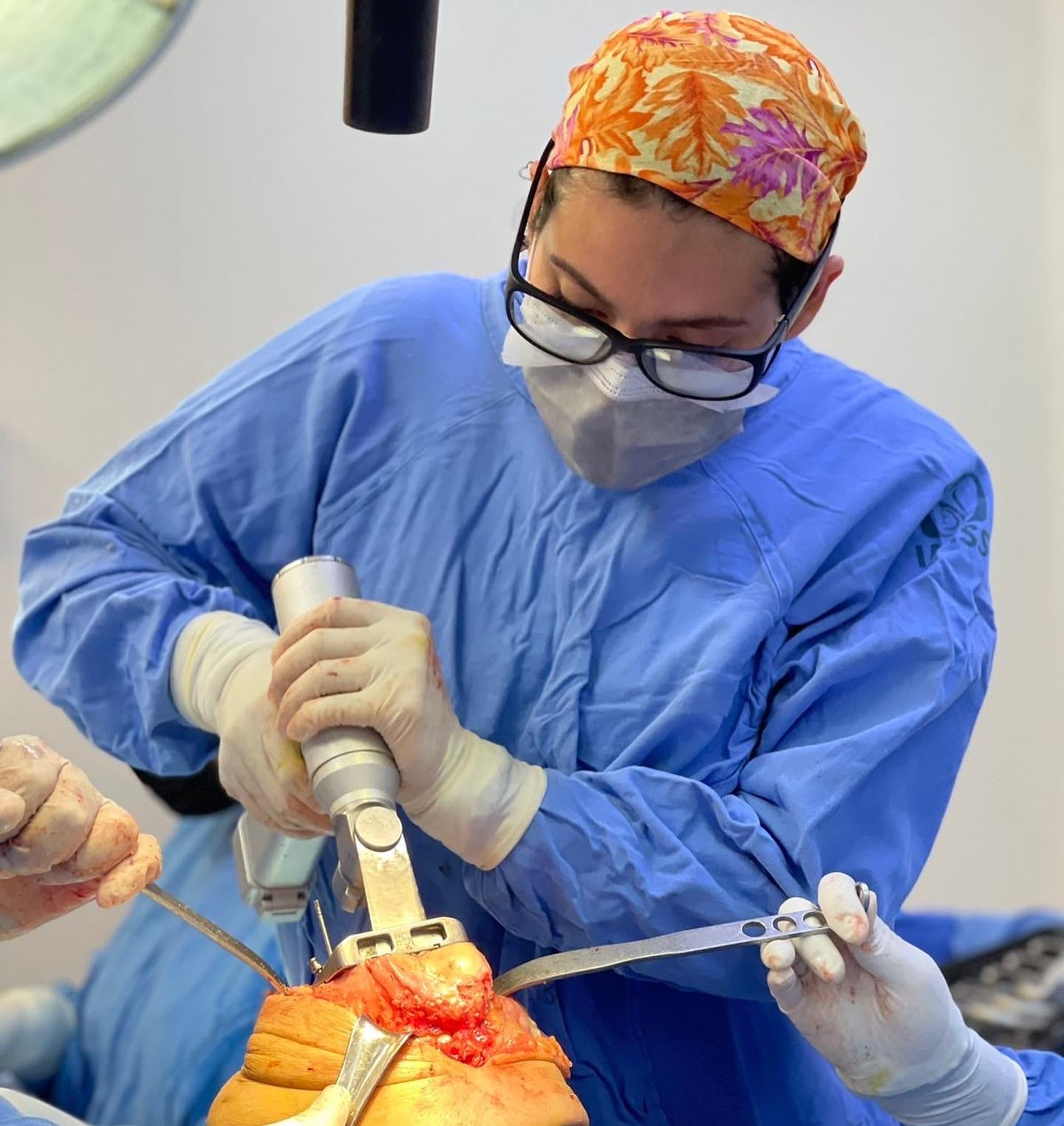 Dra. Mariana Fernández realizando cirugía de fractura e implante ortopédico